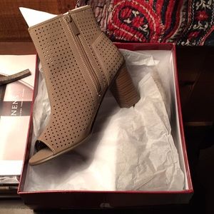 Breckelle's size 8 Taupe Bootie-never worn
